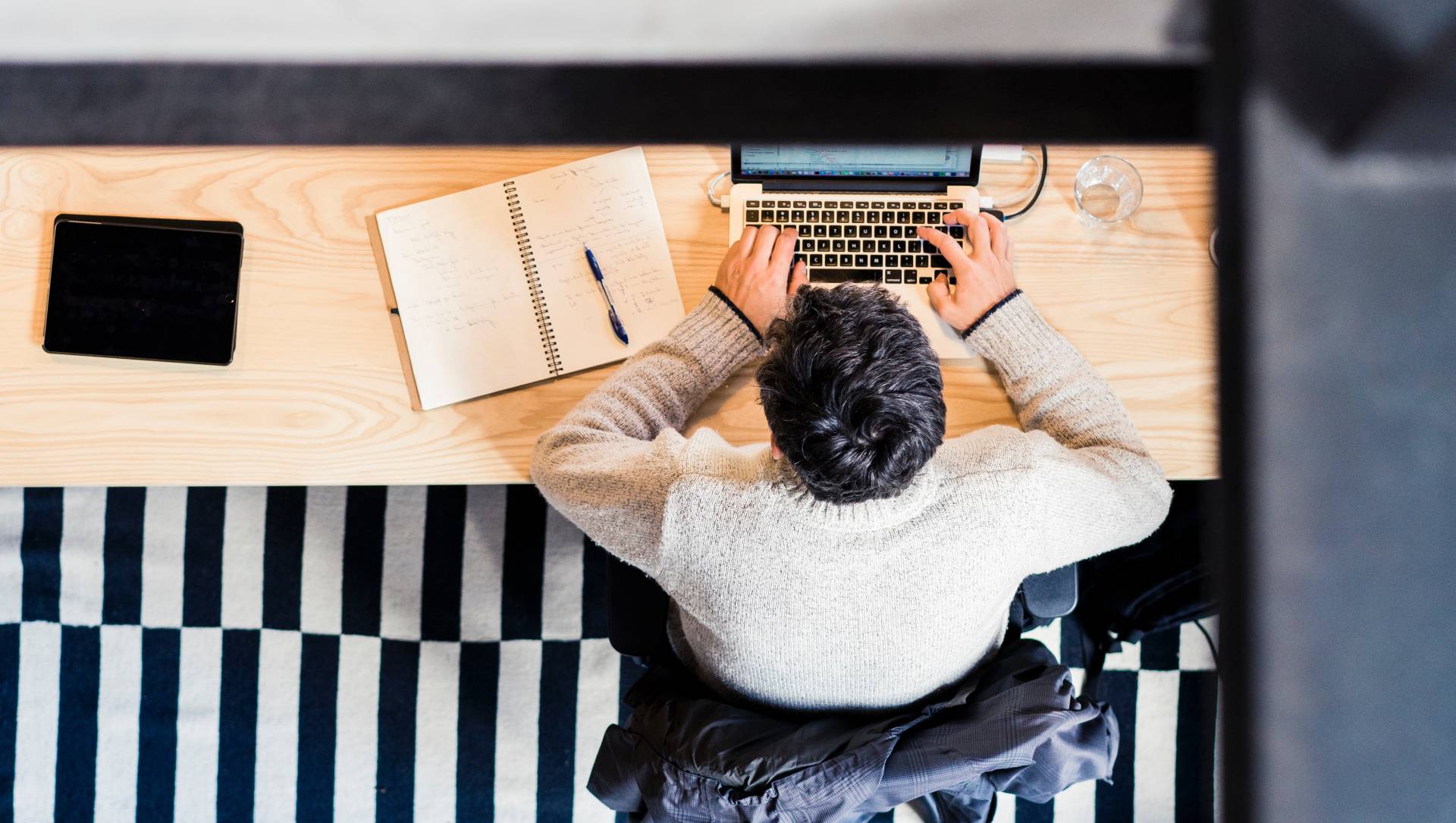 άντρας σε γραφείο που κοιτάει business statistics