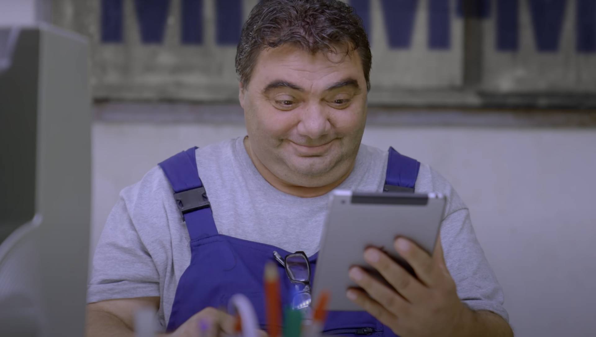 Νέο τηλεοπτικό spot από την Think Plus για τον Χρυσό Οδηγό