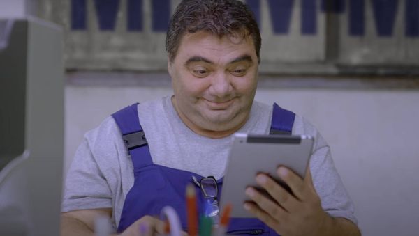 Νέο τηλεοπτικό spot από την Think Plus για τον Χρυσό Οδηγό