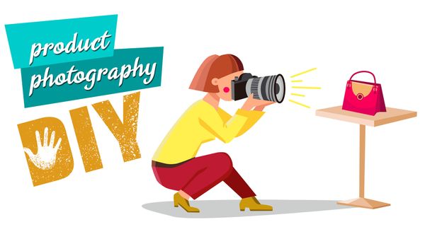 κοπέλα που φωτογραφίζει τσάντα για φωτογράφιση προϊόντων για eshop